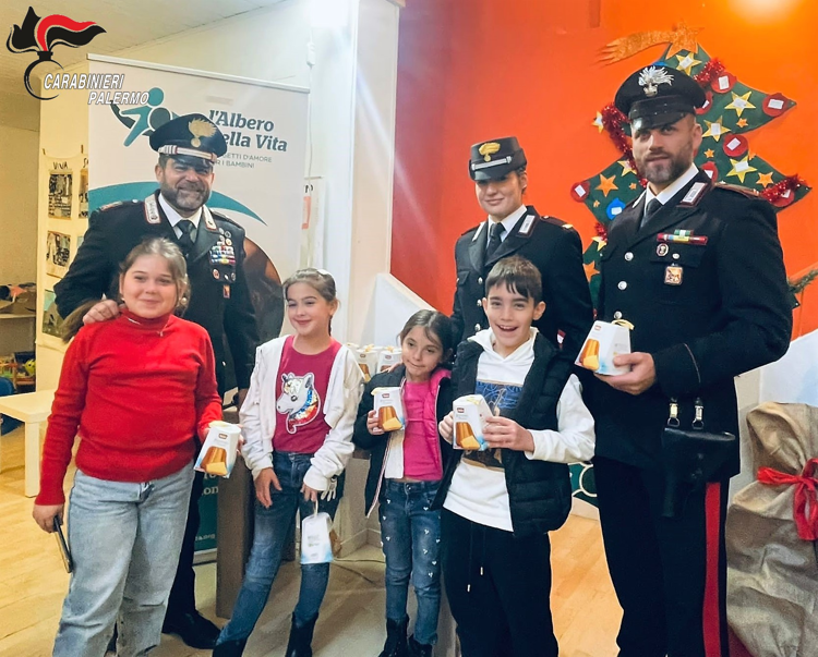 Natale: Carabinieri regalano i 'pandorini' ai bambini dello Zen