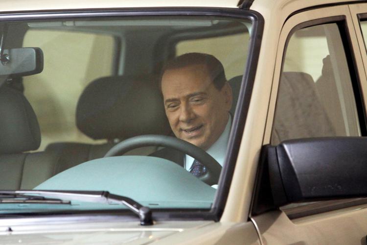 Berlusconi a bordo della Uaz Patriot comprata per scommessa persa con Putin - Fotogramma