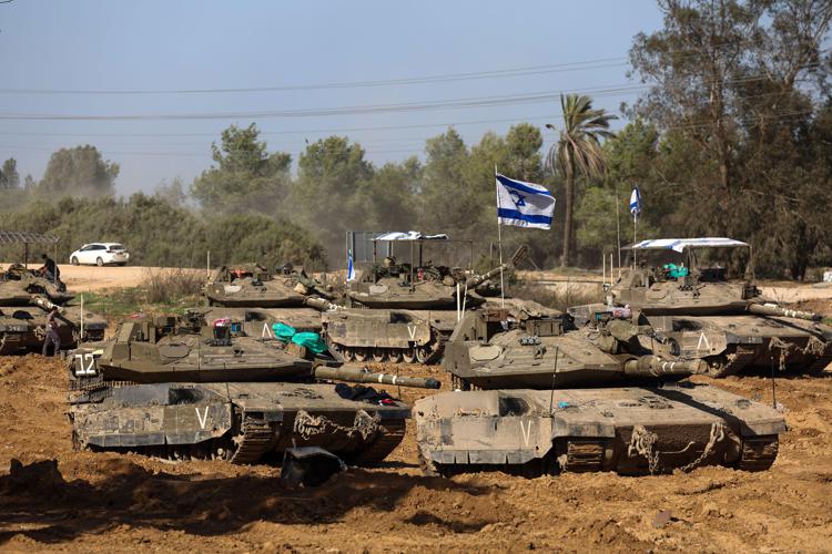 Tank israeliani (Afp)