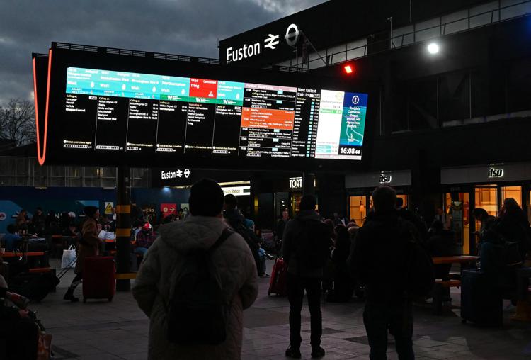 Passeggeri guardano orario treni alla stazione - Afp