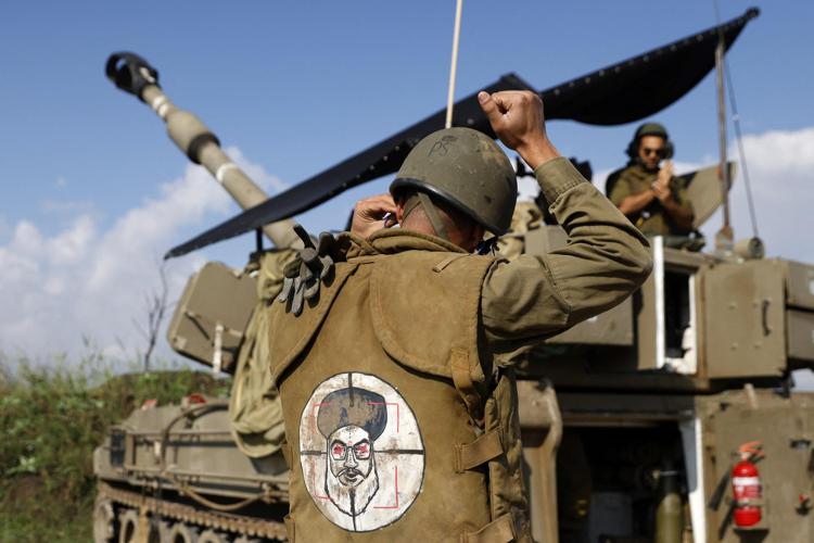 Un soldato israeliano, sulla giacca il volto del leader di Hezbollah come target - Afp