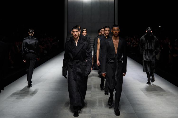 L'uscita finale della sfilata dedicata al menswear per l'autunno-inverno 2024-25 di Dolce&Gabbana 
