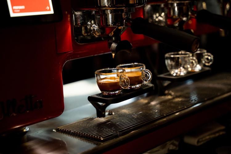illy reinventa l’esperienza del caffè al bar con Illetta, firmata da Antonio Citterio