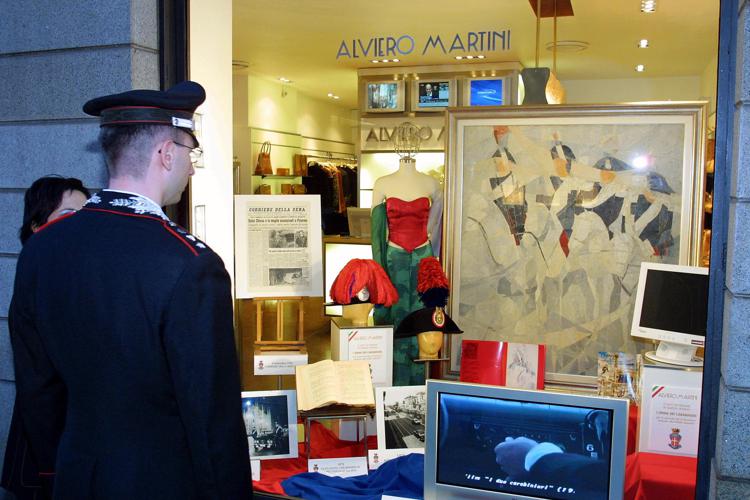Carabiniere davanti a vetrina  Alviero Martini - Fotogramma
