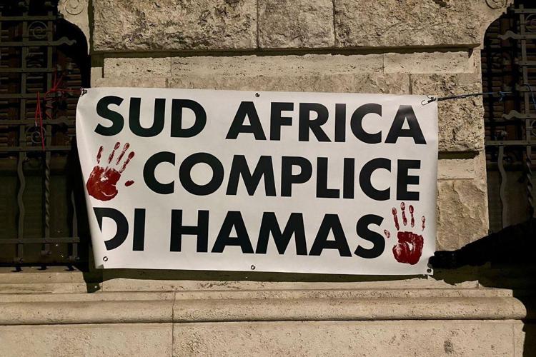 Volantini su muri ambasciata a Roma: ''Sud Africa complice di Hamas''