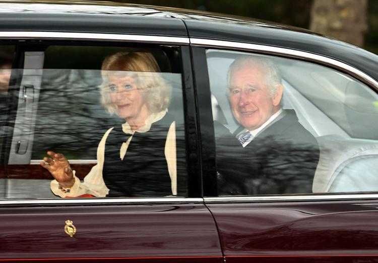 Re Carlo e Camilla in auto - (Afp)