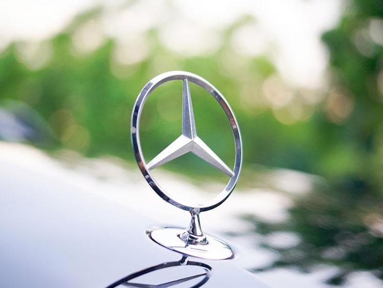 Mercedes-Benz e Stellantis: nuovo accordo per la produzione di batterie