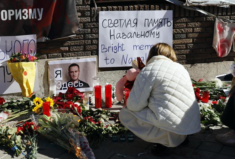 Fiori per Navalny - (Afp)