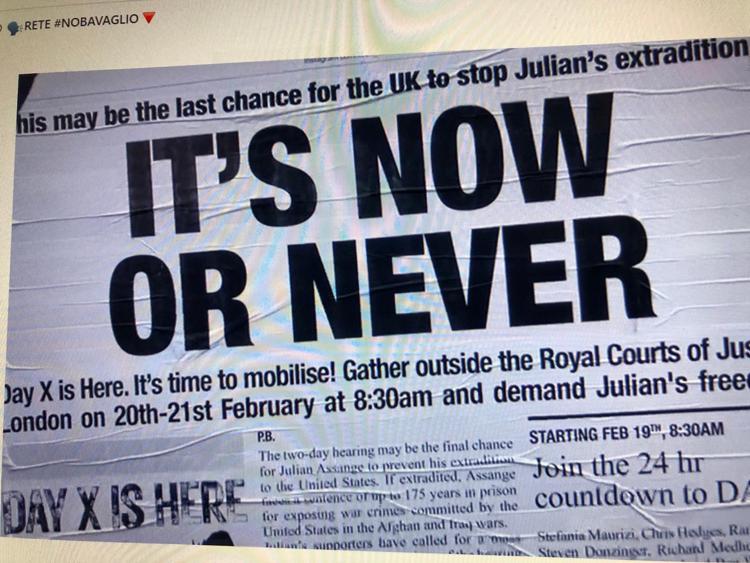 'Ora o mai più' la scritta fuori dalla Royal Courts of Justice di Londra, sede dell'Alta Corte inglese.