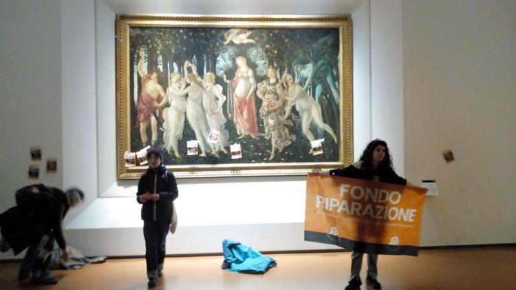 L'azione di protesta di Ultima Generazione al museo degli Uffizi di Firenze - (Fotogramma)