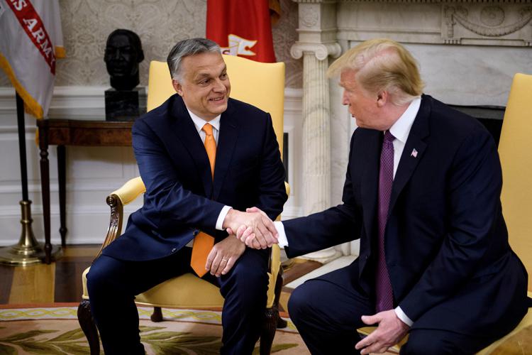 Viktor Orban stringe la mano a Donald Trump  - Afp