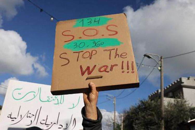 Un cartello invoca la fine della guerra a Gaza