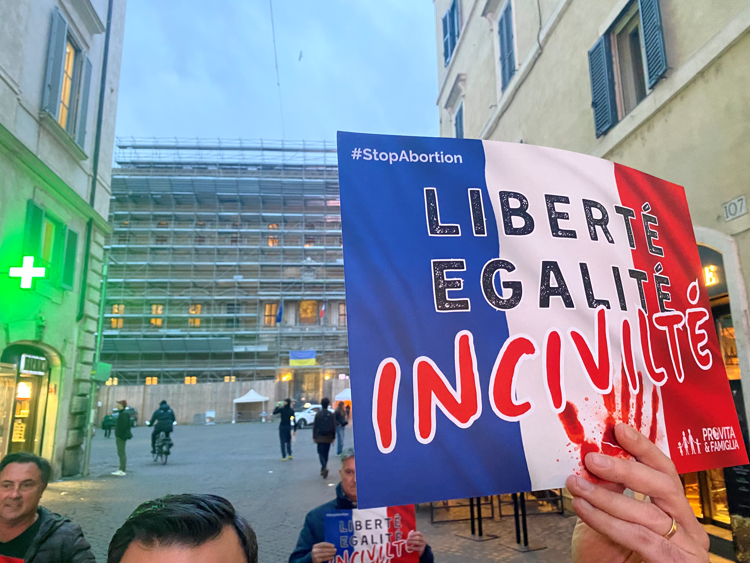 Aborto. Pro Vita Famiglia: da Macron delirio imperialista. Flash-mob davanti le ambasciate francesi
