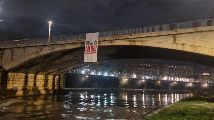 **Mo: a Roma affisso su ponte Garibaldi manifesto per rilascio rapiti da Hamas**