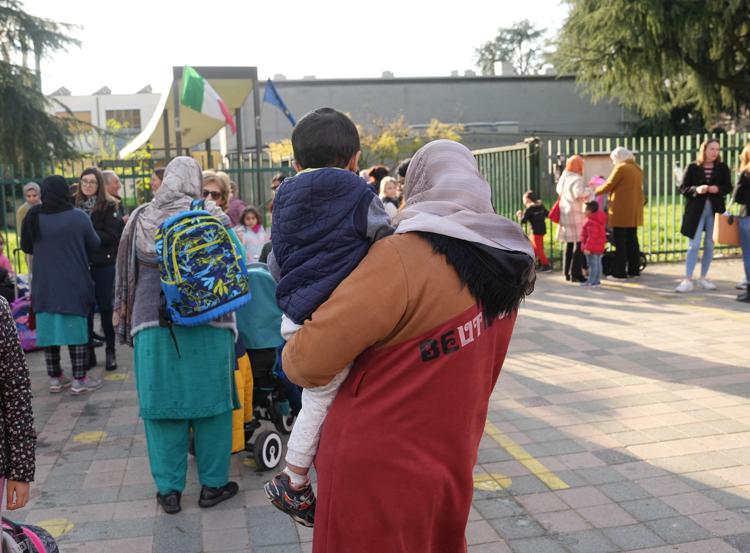 Genitori e bimbi all'uscita della primaria alla scuola Iqbal Masih di Pioltello - Fotogramma