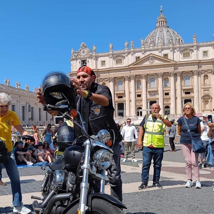 Chiesa, il prete biker che evangelizza sulla Triumph: 