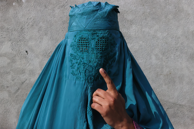 Donna col burka (IPA/Fotogramma)