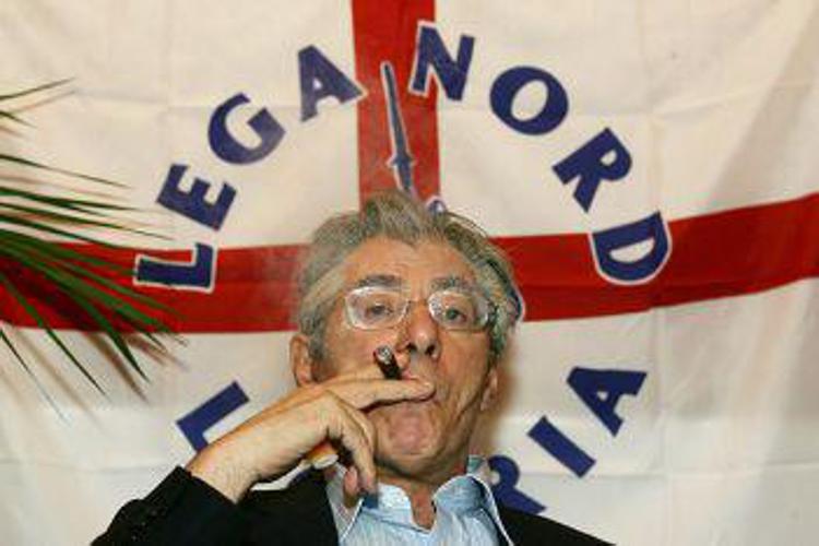 Umberto Bossi sotto la bandiera della Lega