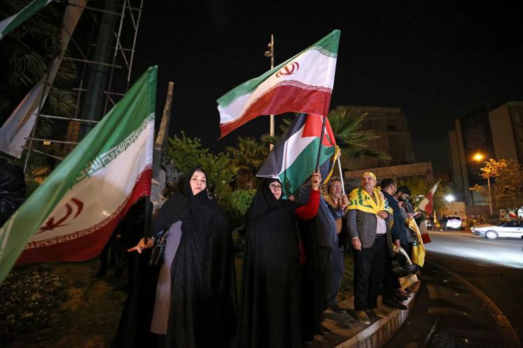 Festeggiamenti a Teheran per l'attacco contro Israele