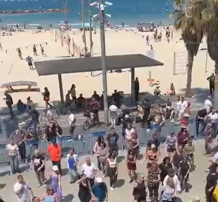 I balli in spiaggia oggi a Tel Aviv