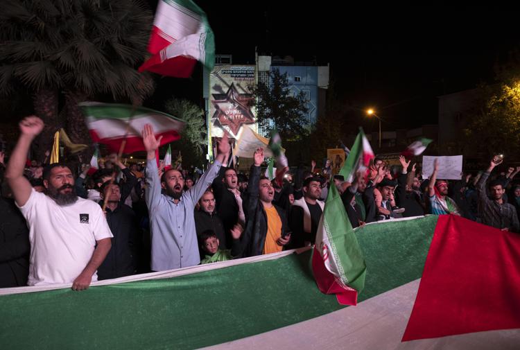 In Iran festeggiamenti dopo l'attacco a Israele - (Fotogramma)
