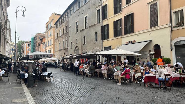 Residenti all'erta e ristoranti pieni, al ghetto di Roma atmosfera di ricercata normalità