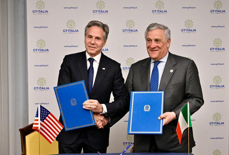 US secretary of  state Antony Blinken (L) with   Italy's foreign minister Antonio Tajani (R)