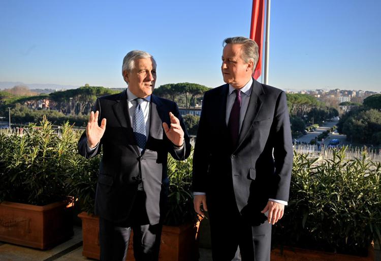 Italy's foreign minister Antonio Tajani (L) with UK counterpart David  Cameron (R)