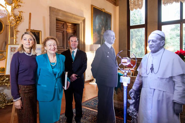Il principe Guglielmo Giovanelli Marconi accanto alla madre Elettra figlia del Nobel per la Fisica