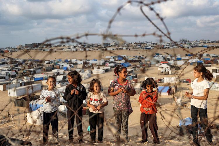 Bimbi al confine del campo di Rafah - Afp