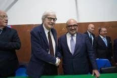 Vittorio Sgarbi e Gennaro Sangiuliano si stringono la mano
