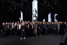 Giorgio Armani con le modelle di Emporio Armani dedicata alla fall-winter 2025/2026