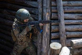 Esercitazione di un soldato in Ucraina - Afp