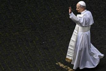 Papa Leone XIV a piedi verso il Vtaicano - Afp