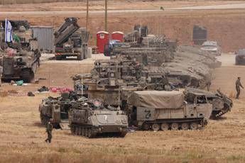 Truppe israeliane si schierano al confine con la Striscia di Gaza - (Afp)