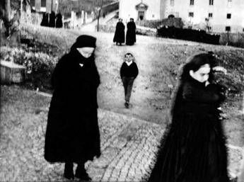 (Una celebre immagine di Mario Giacomelli)