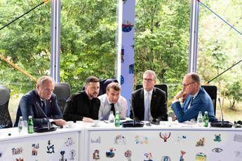 Tusk, Zelensky, Macron, Starmer e Merz al telefono con Trump - IPA