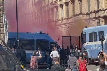 Remigration summit a Gallarate, scontri a corteo antagonisti Milano - Video