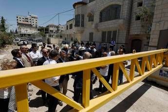 Delegazione Ue davanti al campo profughi di Jenin, in Cisgiordania - Afp