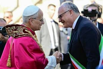 Papa Leone XIV e il sindaco di Roma Roberto Gualtieri - Afp