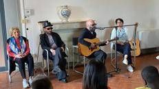 A Firenze Giuliano Sangiorgi porta la sua musica tra i ragazzi
