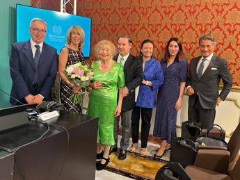 Elettra Marconi accanto al figlio Guglielmo, alla nuora Vittoria, all'ambasciatrice d'Irlanda Patricia O'Brien, a Giulia Fortunato, Sandro Sassoli e Marco Belli