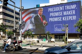 Un cartellone che elogia Trump in Israele