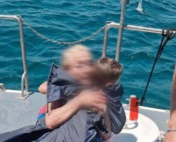 Bimbo di 5 anni e nonna trascinati al largo con il materassino - Video