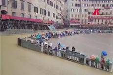 Palio di Siena rinviato per pioggia, la delusione in piazza - Video