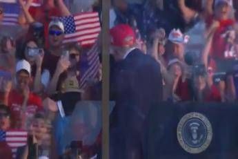 Trump esulta per legge di bilancio, riecco la Trump Dance - Video