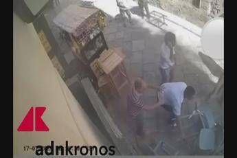 Palermo, assessore Ferrandelli difende titolare di un bar e viene preso a sediate: il video esclusivo