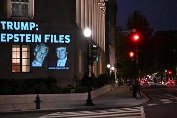 La foto di Epstein e Trump sul muro di un palazzo vicino alla Casa Bianca - Afp