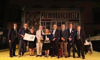 (la cerimonia di premiazione)