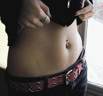 Estate: piercing 'marini', la body art che sfida sole e spiaggia